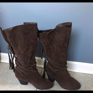 Brown heel boots,